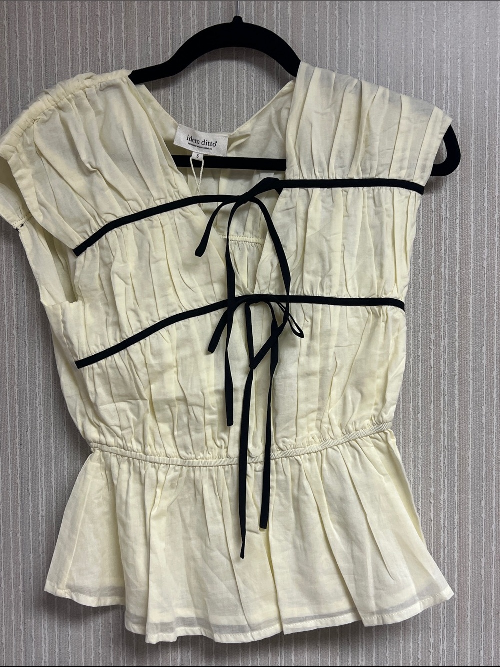 S NWT Idem Ditto Cream Ruffled Tie-Front Blouse perfect